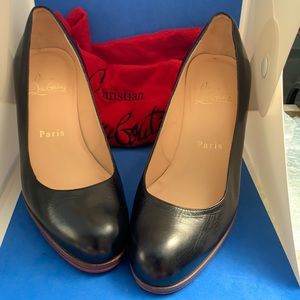 👠‎ CHRISTIAN LOUBOUTIN 
Black Patent Leather Fifi Size 35 Pumps
(US 5)